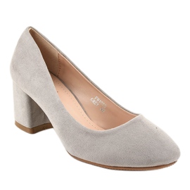 Escarpins en daim gris sur le poteau FM1089 1