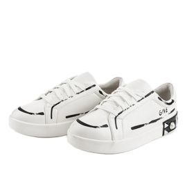 Baskets blanches ornées de clous G272 1