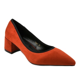 Escarpins en daim rouge sur le pilier L436 1