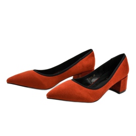 Escarpins en daim rouge sur le pilier L436 2