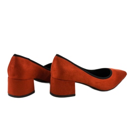 Escarpins en daim rouge sur le pilier L436 3