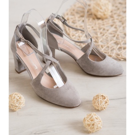 Sergio Leone Escarpins élégants sur un pilier gris 2 Sergio Leone Escarpins élégants sur un pilier gris 2