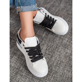 SHELOVET Baskets sur la plate-forme avec cuir écologique blanche 2