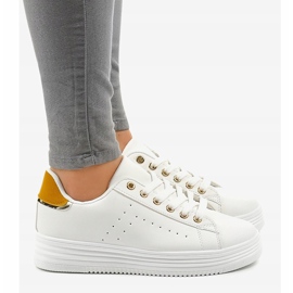 Baskets blanches classiques sur la plateforme BK-52 3