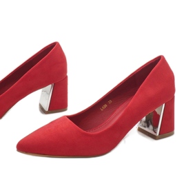 Escarpins en daim rouge sur le pilier L439 1