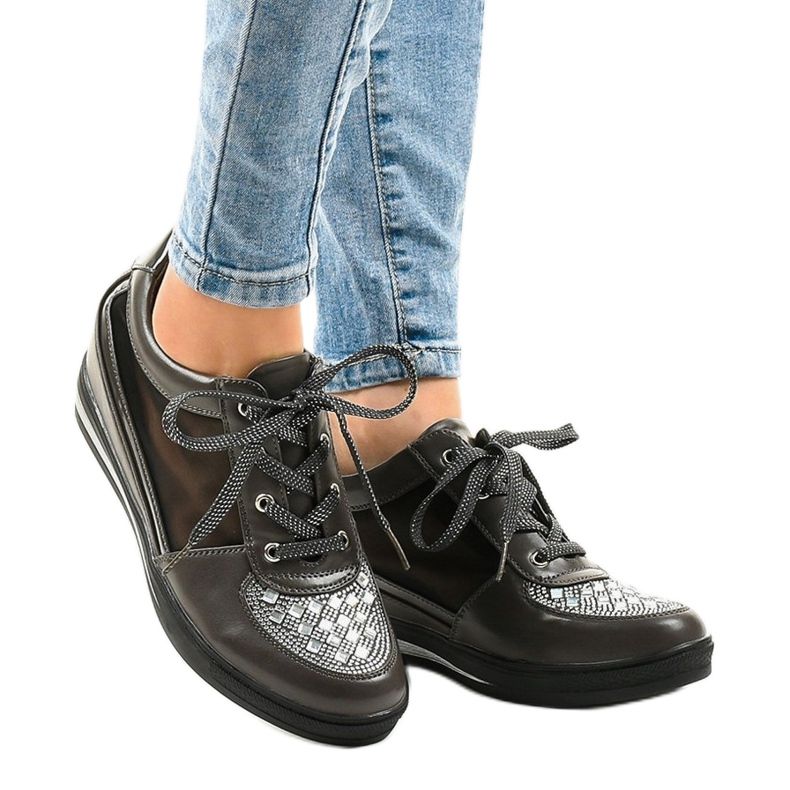 Baskets en maille grises sur le coin TL-29 1