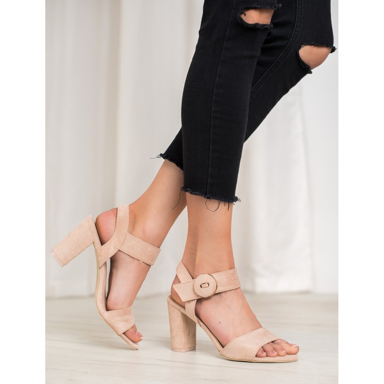 Sandales beiges sur le bar VINCEZA 1