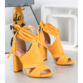 Seastar Sandales attachées sur un poteau jaune 2