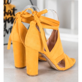 Seastar Sandales attachées sur un poteau jaune 1