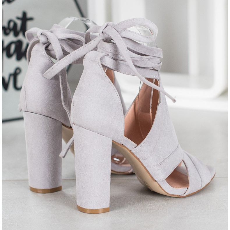 Seastar Sandales attachées sur un bar gris 1