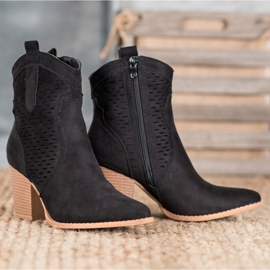 Seastar Cowgirls ajourées sur un pilier noir 1