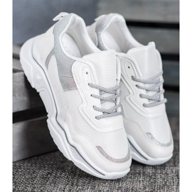 SHELOVET Sneakers sur la plate-forme avec des paillettes blanc 2