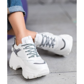 Weide Baskets blanches sur la plate-forme 3