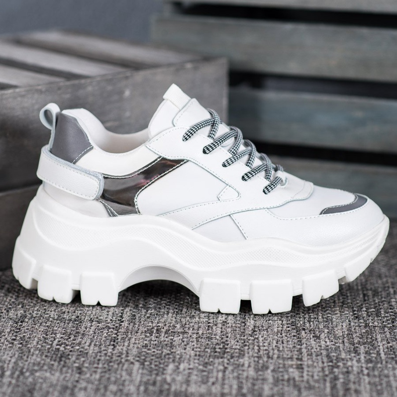 Weide Baskets blanches sur la plate-forme 1