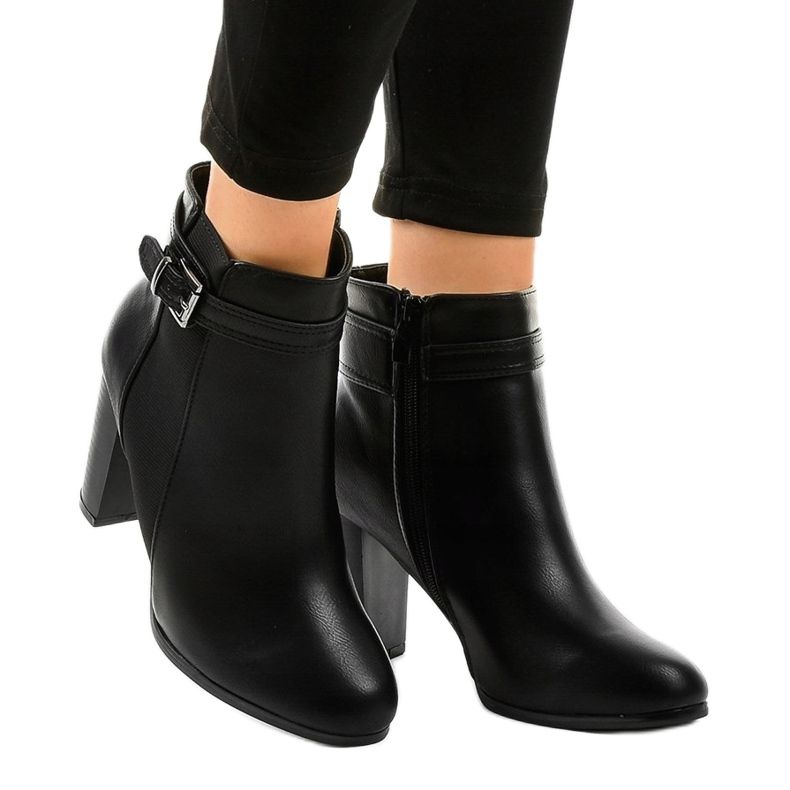 Bottes noires sur le poteau avec un élastique F815-2 1