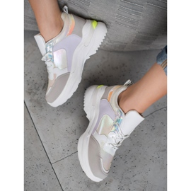 SHELOVET Baskets confortables sur la plate-forme blanche multicolore 5