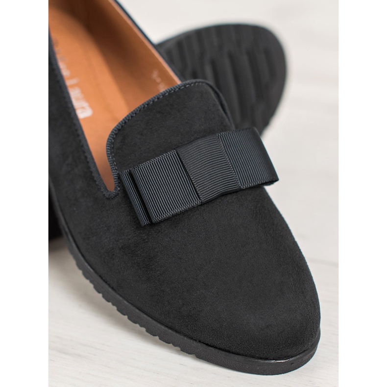 Miss Laura Seigneurs avec un arc noir 1