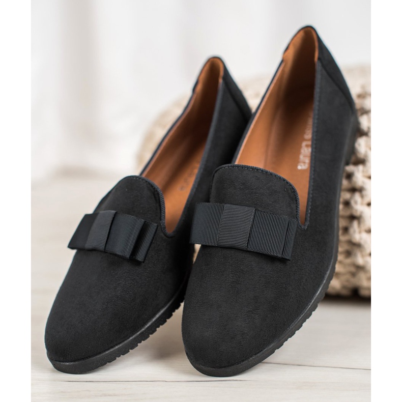 Miss Laura Seigneurs avec un arc noir 2