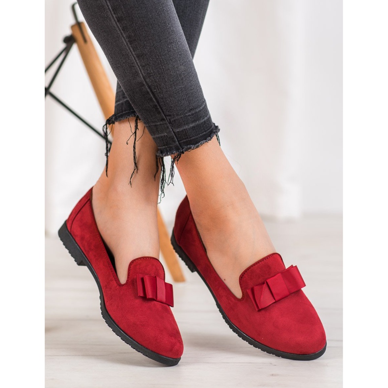 Miss Laura Seigneurs avec un arc rouge 1