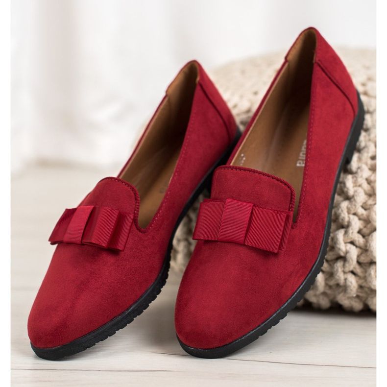 Miss Laura Seigneurs avec un arc rouge 2