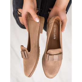 Miss Laura Seigneurs avec un arc brun 1 Miss Laura Seigneurs avec un arc brun 1