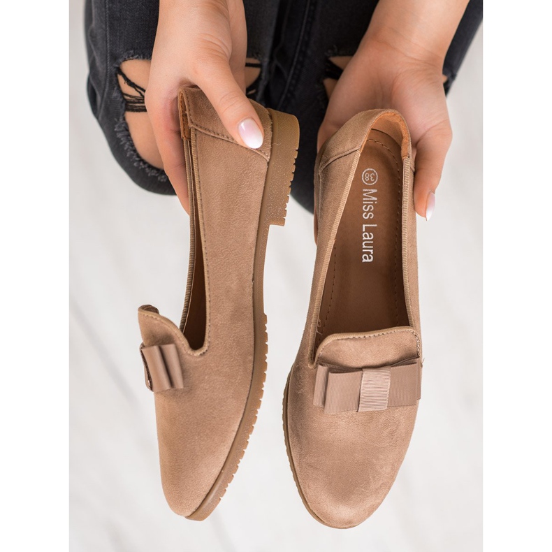 Miss Laura Seigneurs avec un arc brun 1 Miss Laura Seigneurs avec un arc brun 1