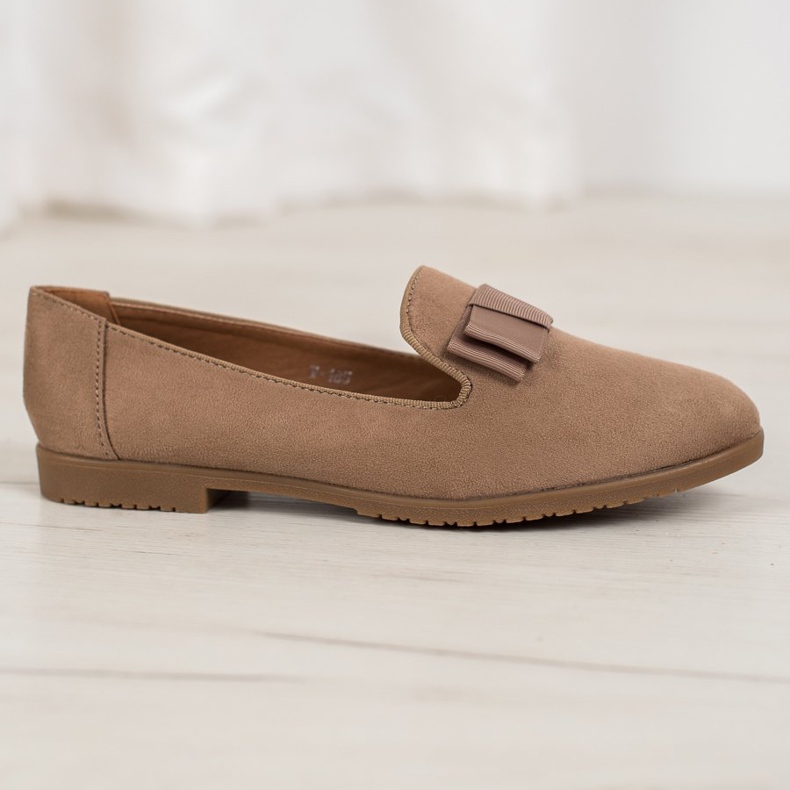 Miss Laura Seigneurs avec un arc brun 2