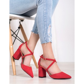 Diamantique Pompes sur un pilier rouge 2