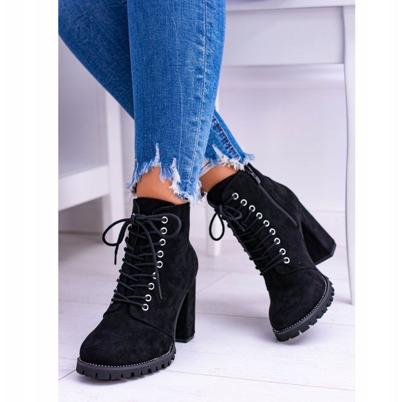 Lu Boo Black Suede Boots sur un poste avec des strass Halsey le noir 1