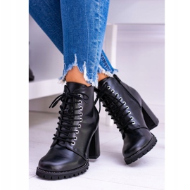 Lu Boo Black Boots sur un post avec des strass Halsey noir 1
