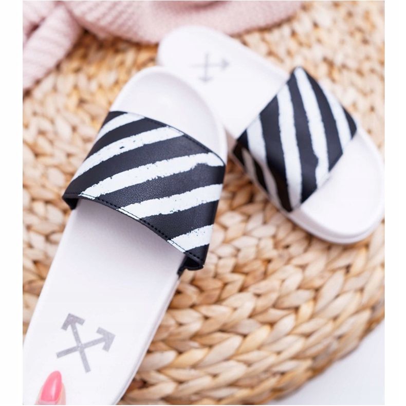 Pantoufles blanches Aynna pour femmes le noir 1