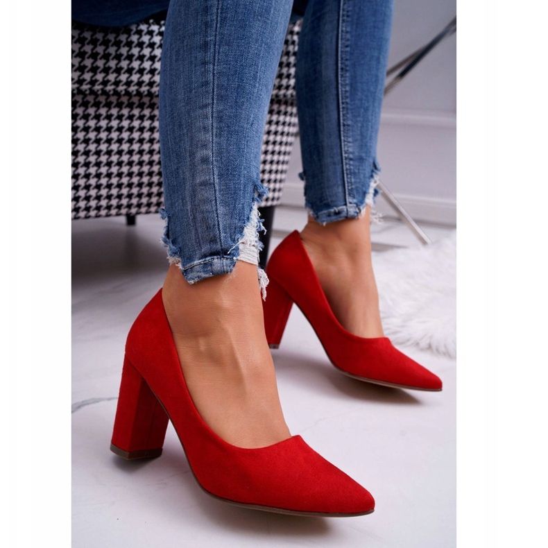 Pompes pour femmes sur le pilier du rouge en daim 1