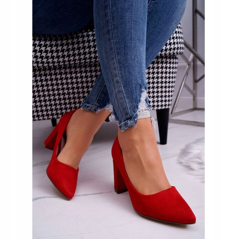 Pompes pour femmes sur le pilier du rouge en daim 2