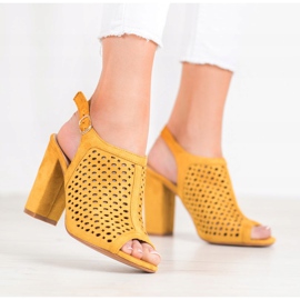 Weide Sandales Ajourées Sur Un Bar jaune 2