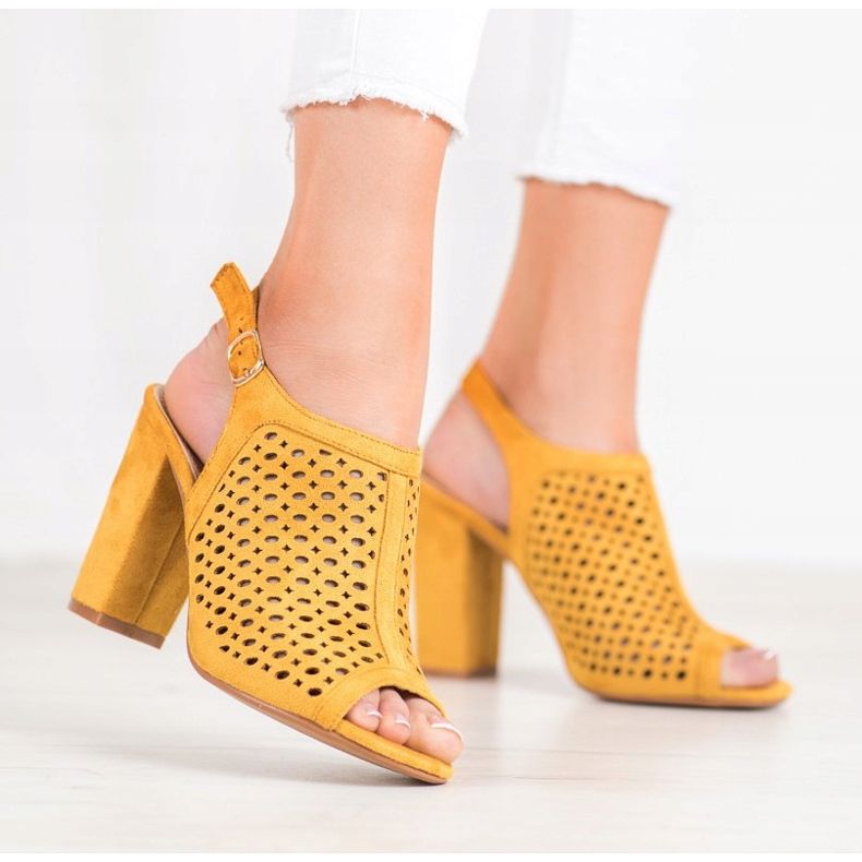 Weide Sandales Ajourées Sur Un Bar jaune 2