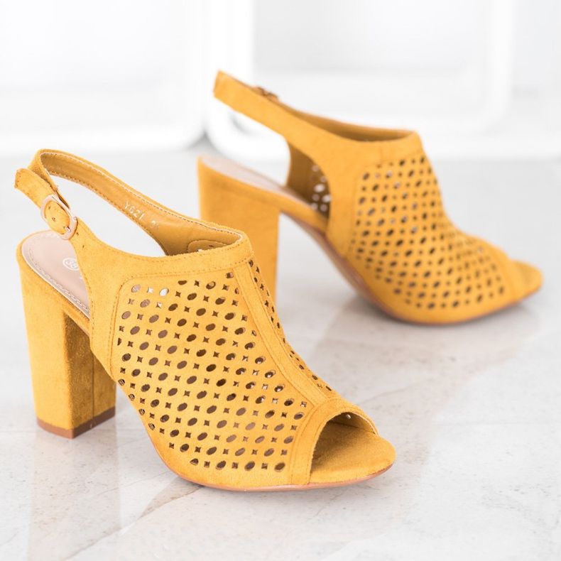 Weide Sandales Ajourées Sur Un Bar jaune 1