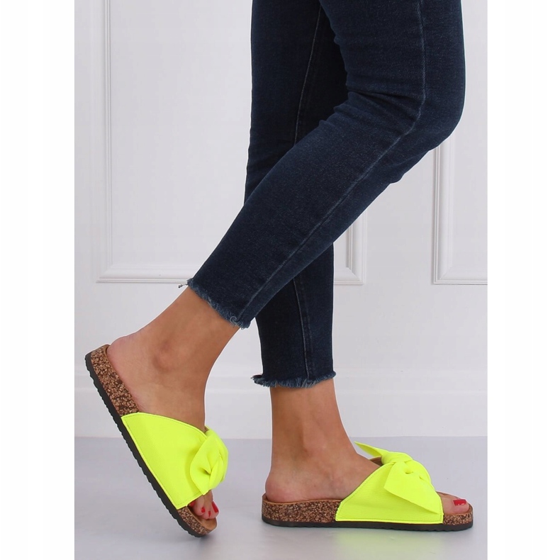 Chaussons Neon CK108 sur la semelle en liège jaune 1