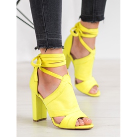 Seastar Sandales attachées sur un poteau jaune 1