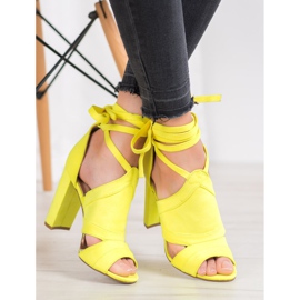 Seastar Sandales attachées sur un poteau jaune 2