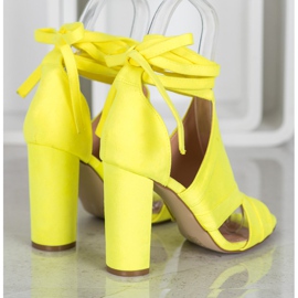 Seastar Sandales attachées sur un poteau jaune 4