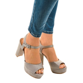 Sandales grises sur le poste de daim AT-0660-L 1