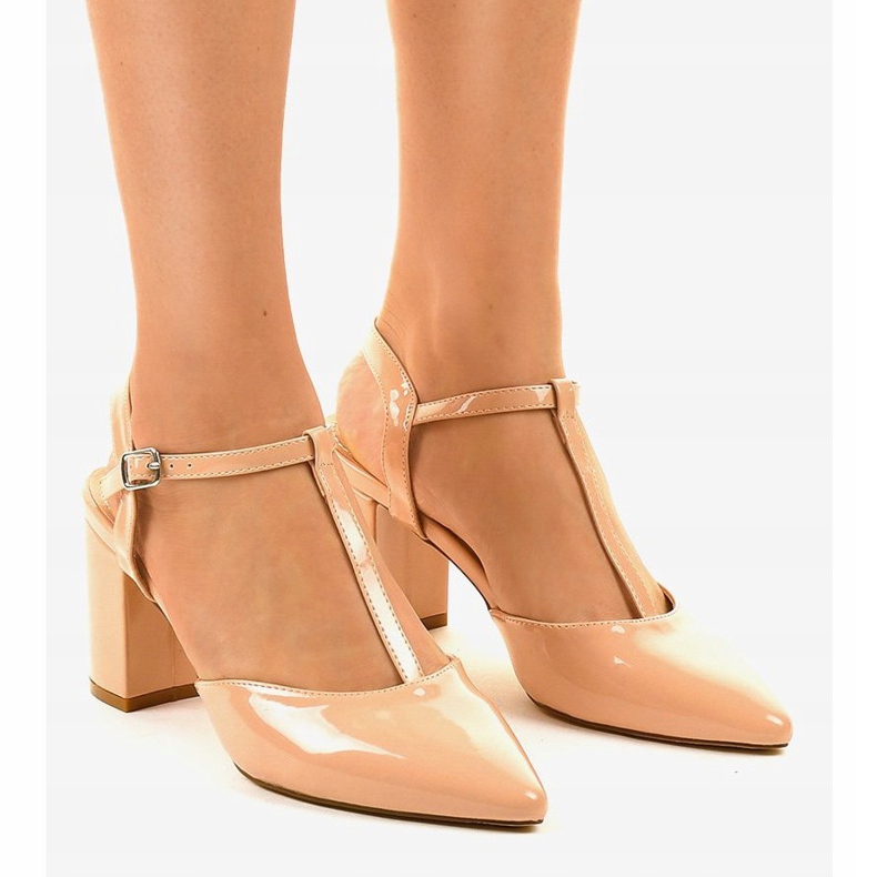 Escarpins beiges sur le pilier D85-17 1 Escarpins beiges sur le pilier D85-17 1