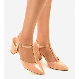 Escarpins beiges sur le pilier D85-17 2 Escarpins beiges sur le pilier D85-17 2