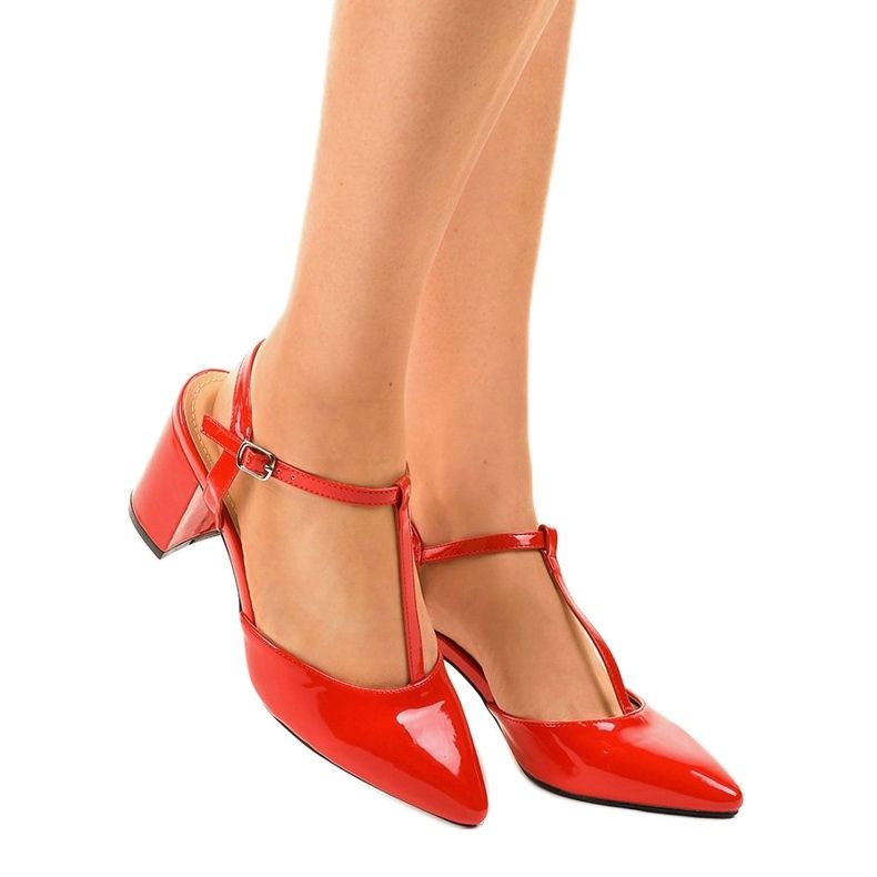 Pompes rouges sur le poteau D85-17 1 Pompes rouges sur le poteau D85-17 1