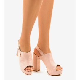 Sandales à talons beiges avec une tige 9R05 rose 1
