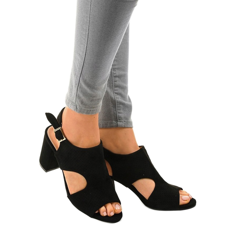 Sandales noires ajourées avec une coupe 99-33A 1