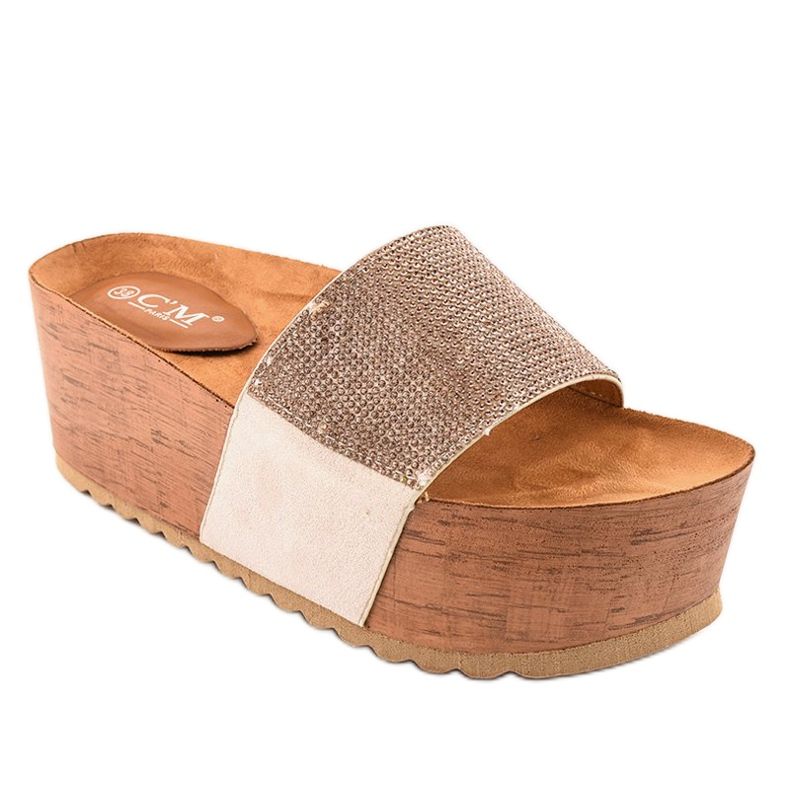 Chaussons beiges sur la plateforme 77-99 1