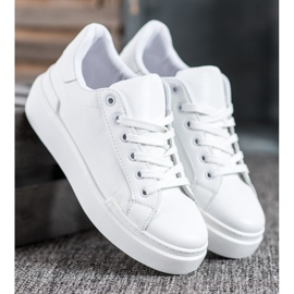 Renda Baskets blanches sur la plate-forme 1