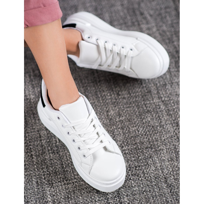 Renda Baskets blanches sur la plate-forme 1