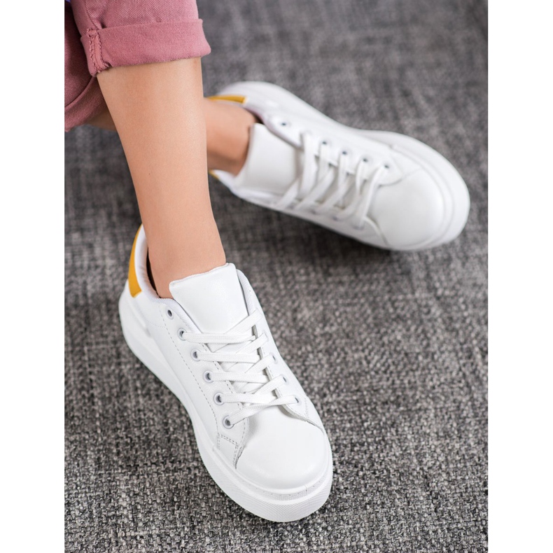 Renda Baskets blanches sur la plate-forme 1